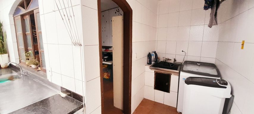 área externa do quintal com lavanderia e um quartinho