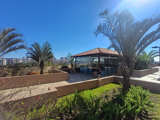 Quiosque envidraçado das churrasqueiras a carvão e forno de pizza