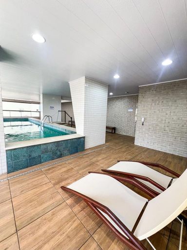 ampla piscina aquecida e coberta