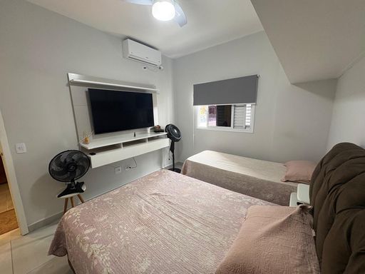 dormitório com armário planejado e ar condicionado