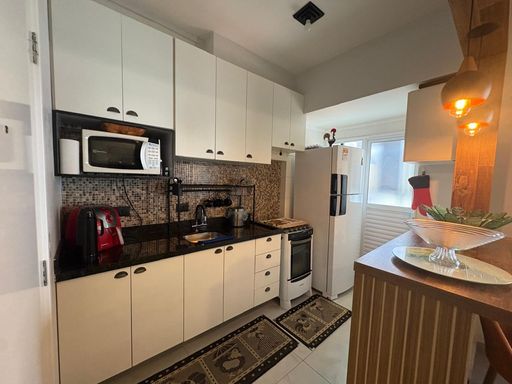 cozinha impecável com armários planejados semi integrada a área de serviço