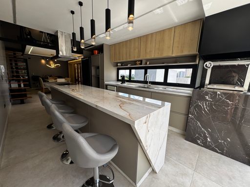 cozinha gourmet com churrasqueira a carvão,  vista privilegiada e arborizada ao Parque Central