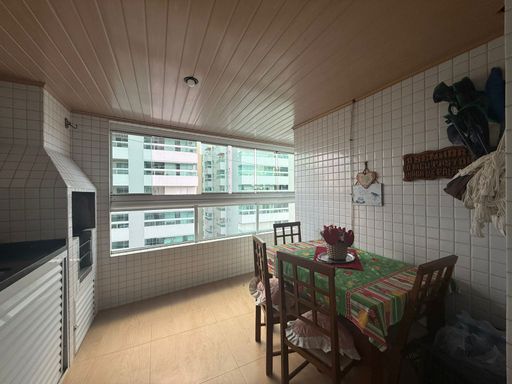 ampla varanda gourmet envidraçada com vista mar privilegiada