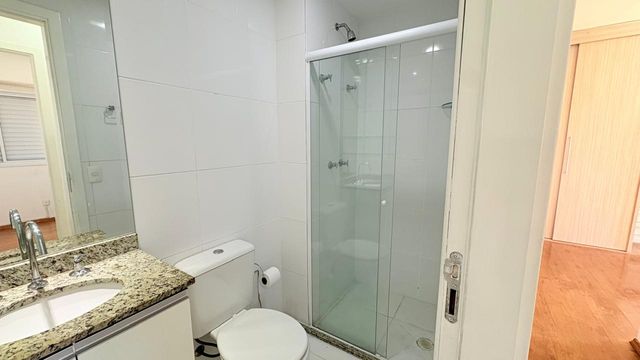 banheiro social clean com box de vidro