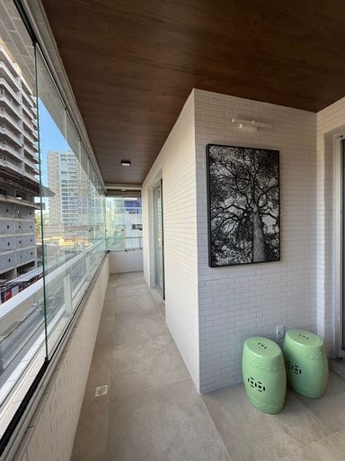 ampla varanda gourmet envidraçada com acesso a sala 2 ambientes