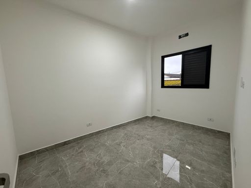 amplo dormitório com fino acabamento em porcelanato, bem arejado