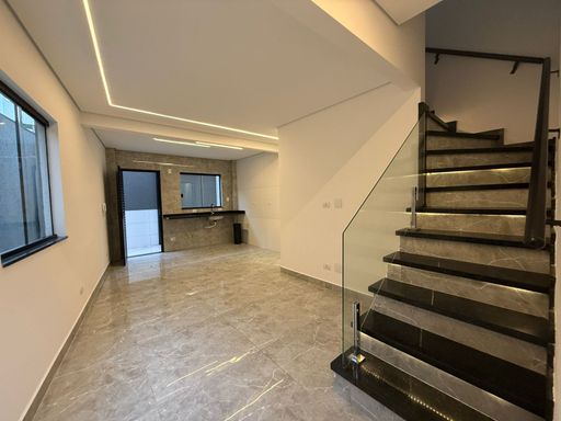 sala semi integrada a cozinha com acesso ao quintal com churrasqueira, fino acabamento em porcelanato e sistema de iluminação em LED