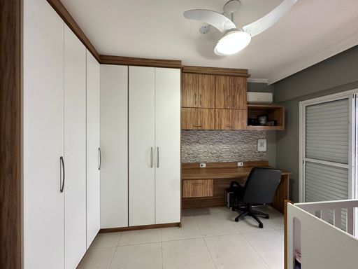 dormitório com acesso a varanda gourmet com armários planejados e espaço home office