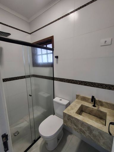 banheiro da suíte arejado com box de vidro