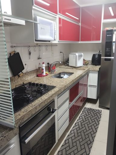 cozinha com armários planejados de primeira qualidade e pia ampla em granito