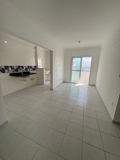 sala ampla semi integrada a cozinha e com acesso a varanda