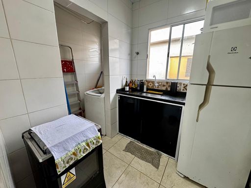 cozinha arejada com acesso a área de serviço