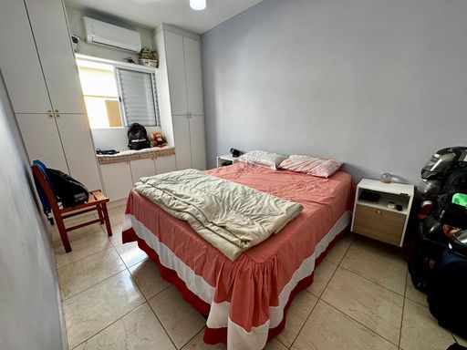 dormitório com ar condicionado e armário embutido