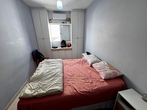 dormitório com ar condicionado e armário embutido