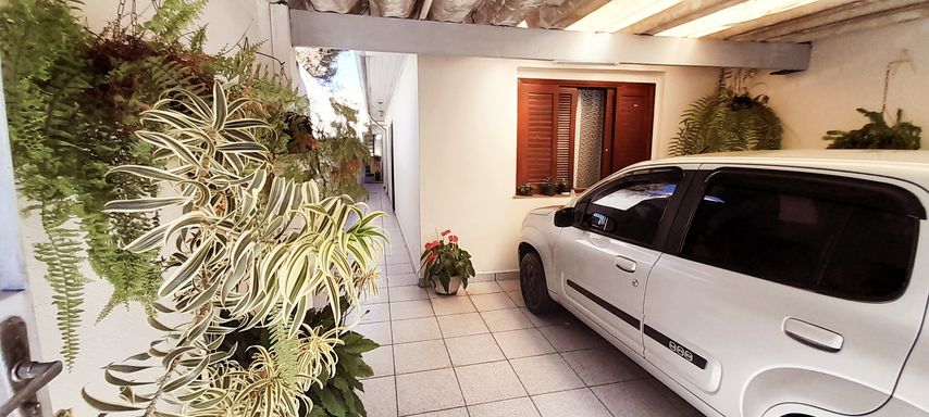 garagem ampla com acesso ao corredor para entrada principal