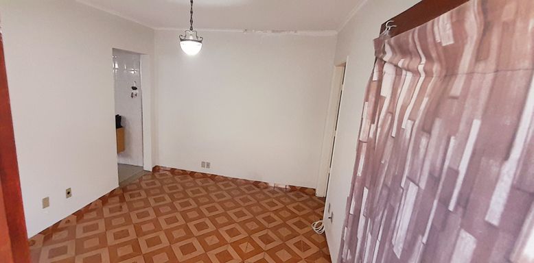 sala ampla e bem arejada