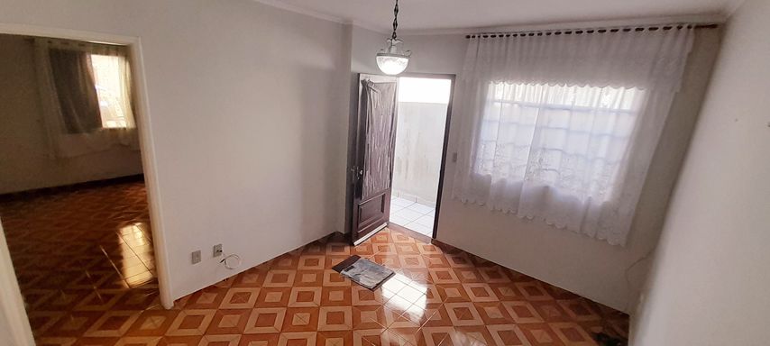 sala ampla e bem arejada