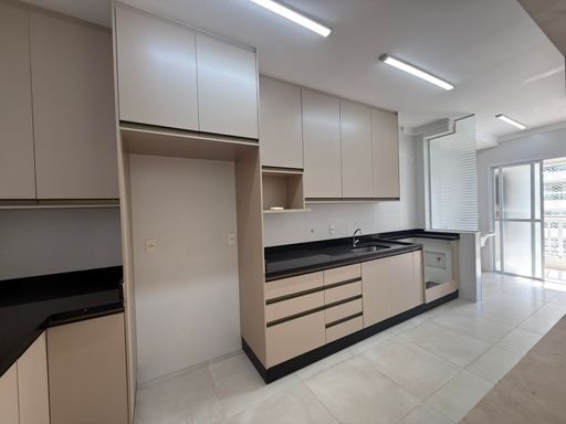 cozinha impecável com armários planejados, semi integrada a área de serviço e a área técnica