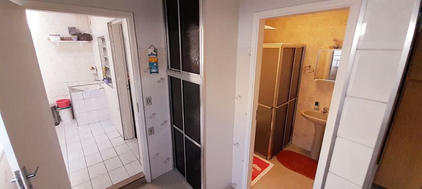 corredor de acesso a área de serviço com um quarto dos fundos