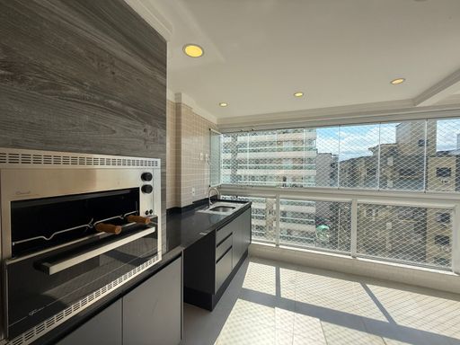 varanda gourmet envidraçada com vista mar livre, tela de proteção e churrasqueira