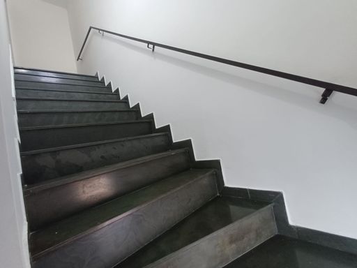 escada de acesso ao piso inferior