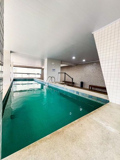 ampla piscina aquecida e coberta