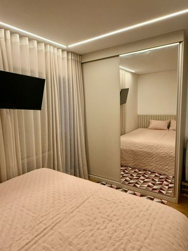 ampla suíte com sistema de iluminação diferenciada e armário planejado