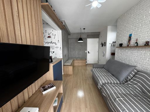 ampla sala 2 ambientes semi integrada a cozinha com acesso a entrada principal