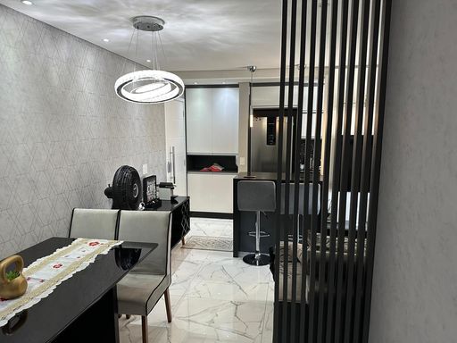 sala ampla 2 ambientes com teto rebaixado semi integrada a cozinha planejada