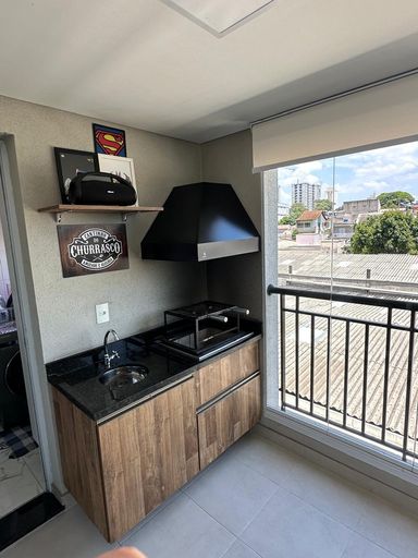 varanda gourmet envidraçada com cortina blackout e churrasqueira a carvão