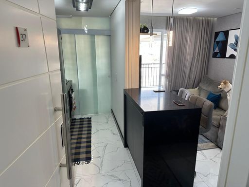 sala ampla 2 ambientes com teto rebaixado semi integrada a cozinha planejada com acesso a área de serviço com porta de vidro