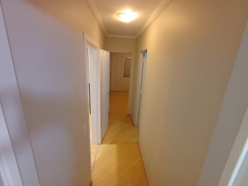 corredor de acesso aos dormitórios bem iluminado