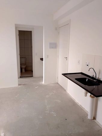 cozinha com acesso ao banheiro social