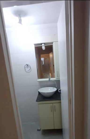 banheiro com armário planejado e box de vidro bem arejado