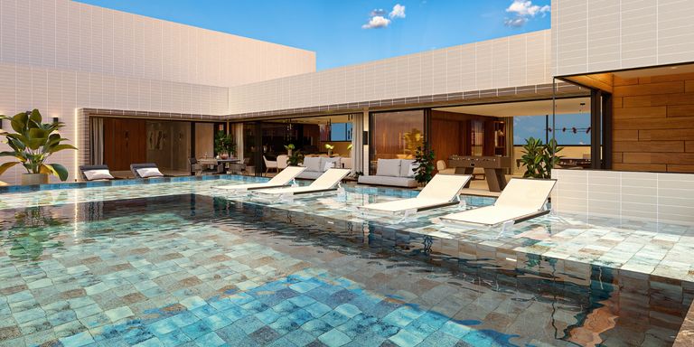 Pespectiva da piscina com deck solarium