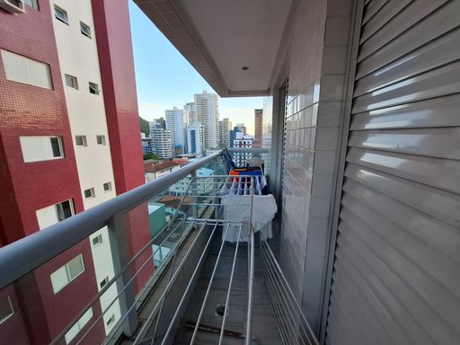 extensão da varanda gourmet envidraçada com vista mar e acesso aos dormitórios