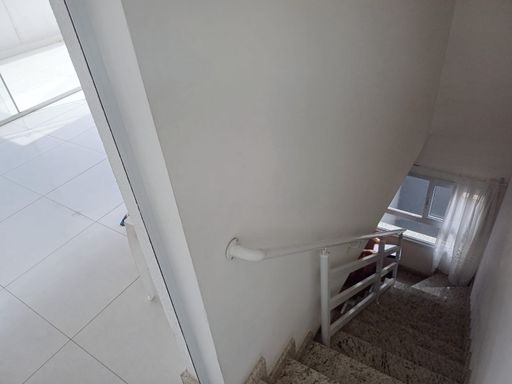 escada em granito com corrimão de acesso ao piso superior