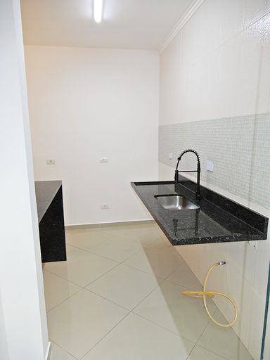 Cozinha com pia e balcão em granito preta