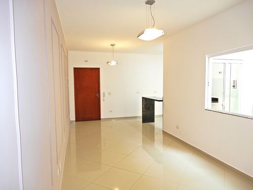 Sala ampla 2 ambientes semi integrada a cozinha com balcão em granito preta e acesso a entrada principal
