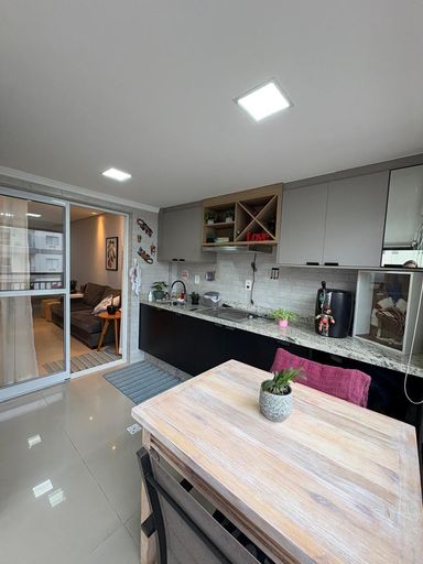 varanda gourmet envidraçada com cortina blackout e vista privilegiada para o mar