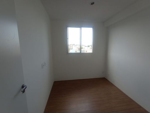 dormitório 1 com vista livre e piso vinílico