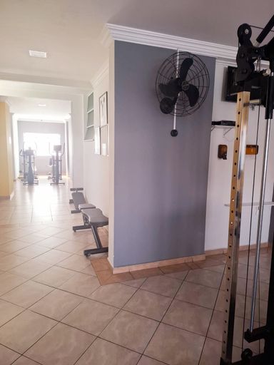 ampla academia bem arejada e equipada