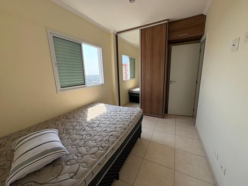 suíte com armário planejado e vista livre