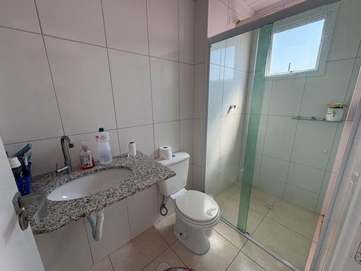 banheiro da suíte com box blindex bem arejado