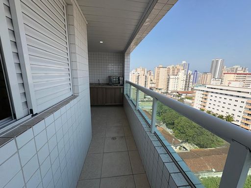 ampla varanda gourmet com churrasqueira e vista livre privilegiada