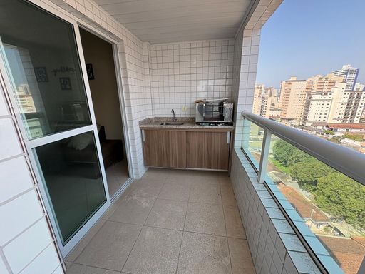 ampla varanda gourmet com churrasqueira e vista livre privilegiada