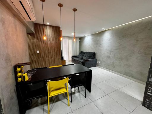 ampla sala 2 ambientes em total requinte, com teto rebaixado, ar condicionado e acesso a varanda gourmet