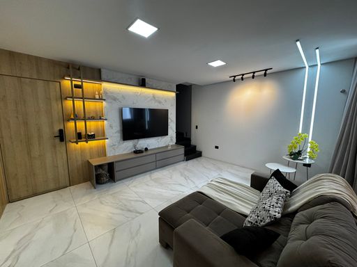 Ampla sala decorada, em porcelanato com ventilação cruzada, teto rebaixado e sistema de iluminação impecável