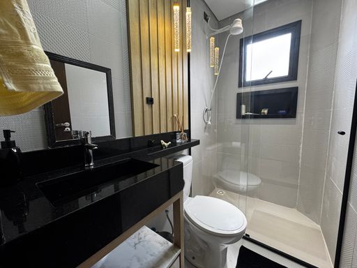 banheiro social em total requinte com box brindes até o teto