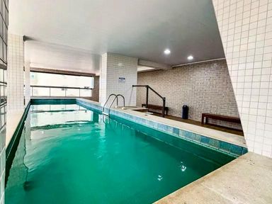 ampla piscina adulto e infantil aquecida e coberta